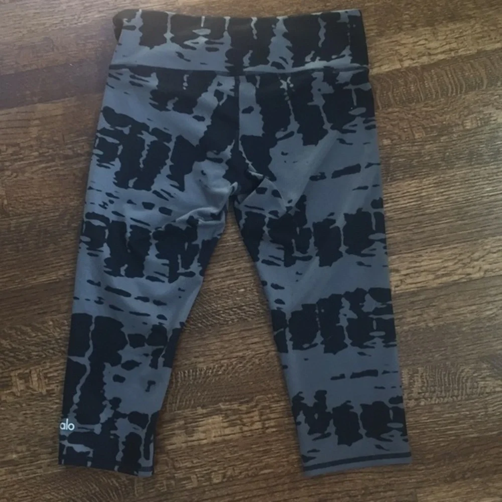 Alo Yoga airbrush Capri leggings. Small